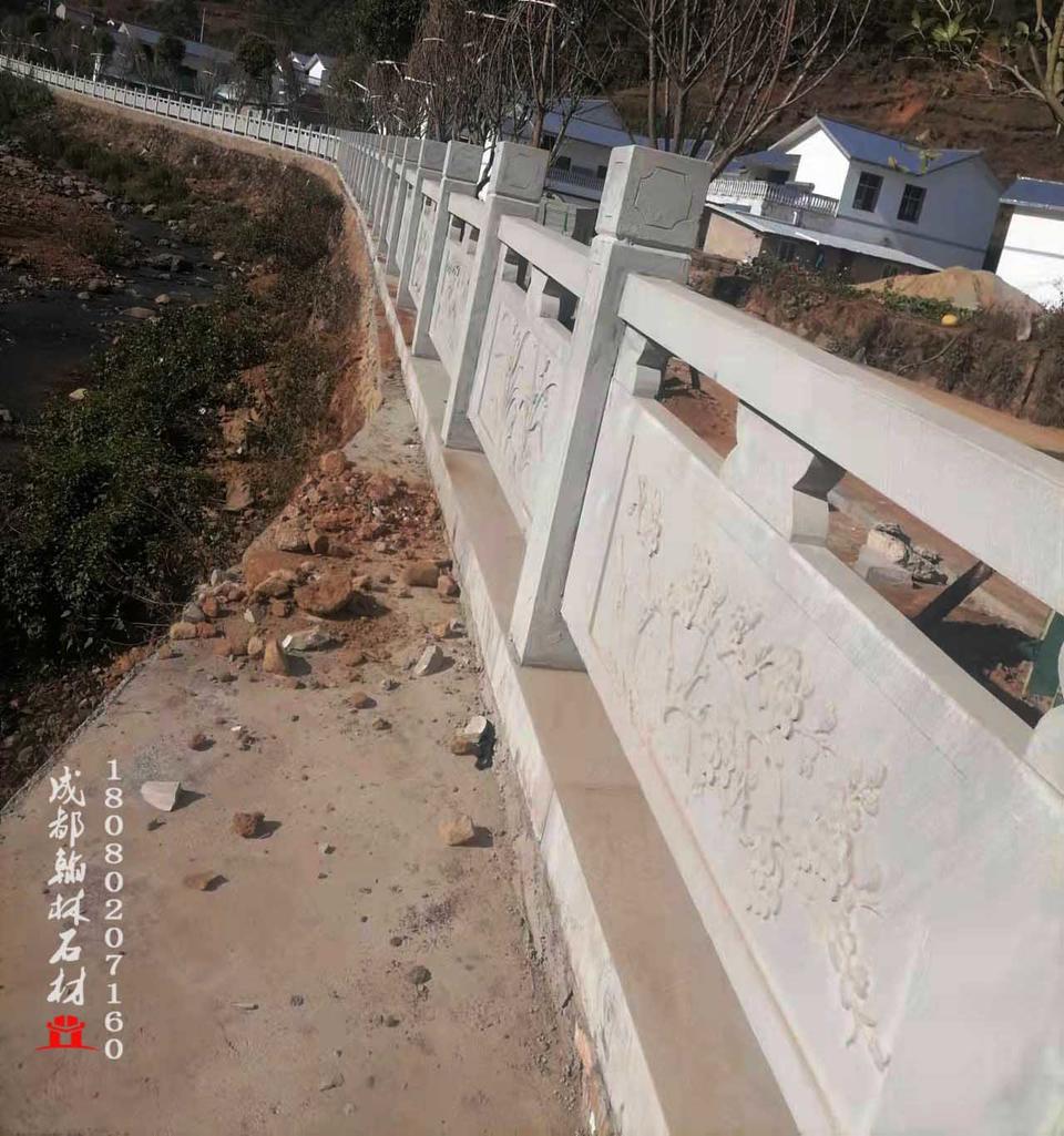 四川凉山州会理县工地青石浮雕河提栏杆安装效果图