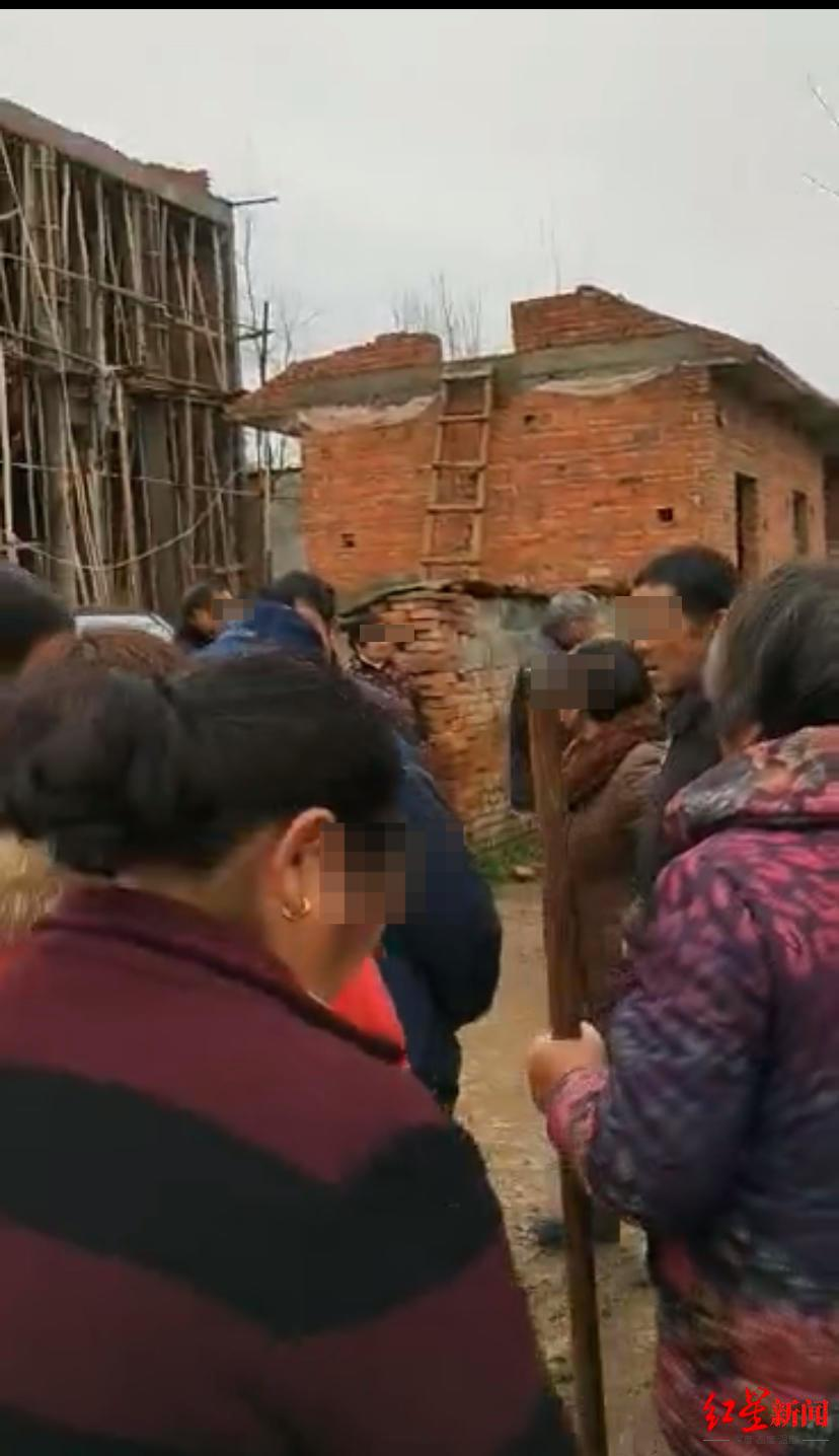 村民拍摄的视频显示，村民前往阻挠施工。