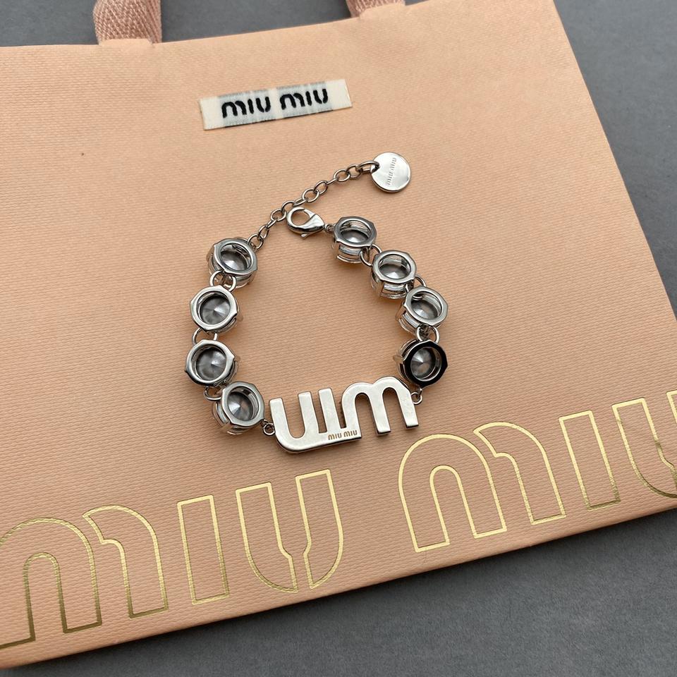 miumiu新品水钻logo手链 这款超可爱超漂亮 完全miu家的少女风 喜欢😍颗颗进口施华洛世奇大水钻 bling bling✨