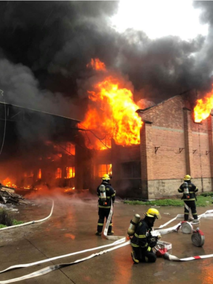 集美区纺织西路7号厦门一纺织公司厂房车间着火，过火面积大约450平方米。