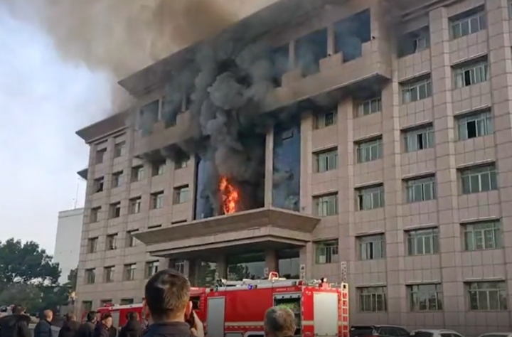 湖北咸宁一政府办公楼着火，幸无人员伤亡