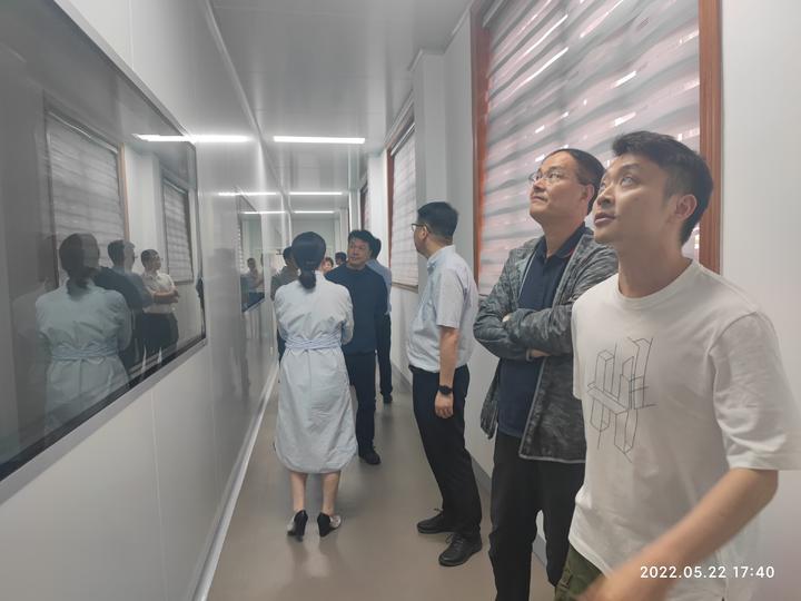 慈溪人民医院党委书记潘杰锋带领一队专家参观甬誉公司
